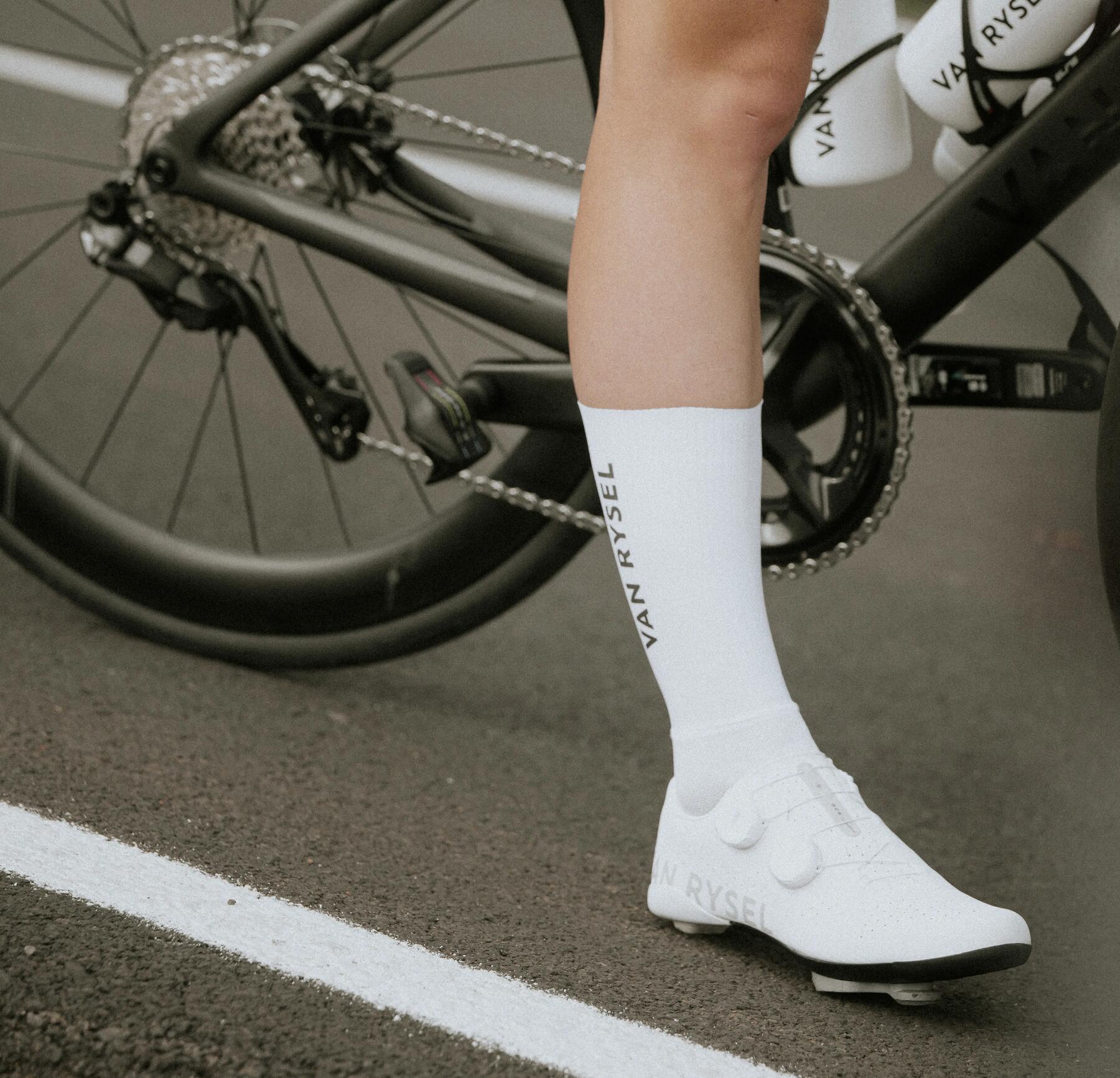 Wie stelle ich die Pedalplatten an meinen Rennradschuhen richtig ein?