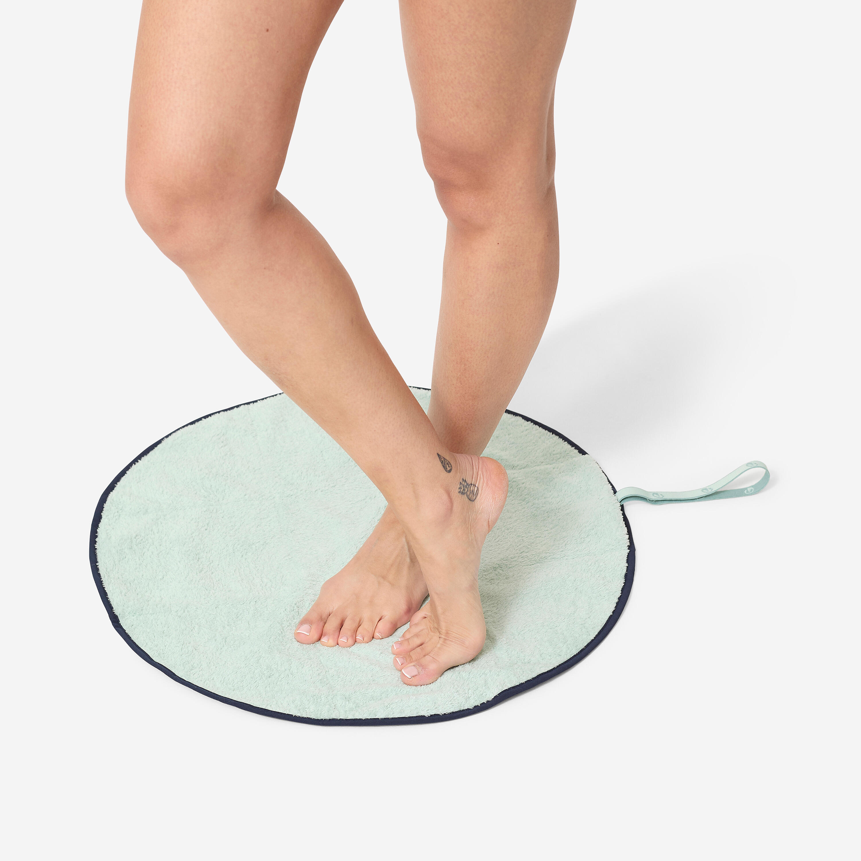 DECATHLON Obojstranný uterák na nohy z jemného mikrovlákna s priemerom 60 cm svetlozelený bez · záber 3