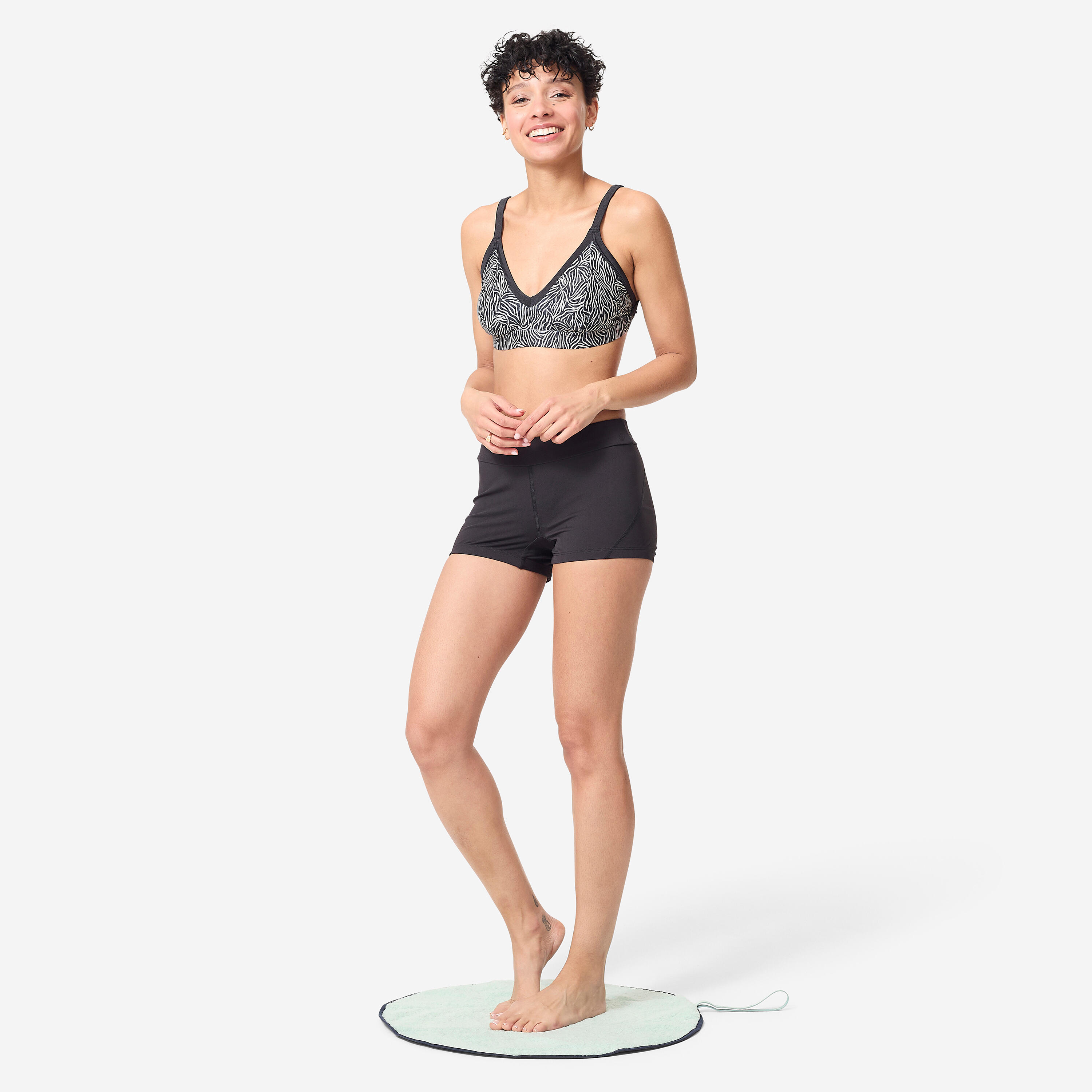 DECATHLON Obojstranný uterák na nohy z jemného mikrovlákna s priemerom 60 cm svetlozelený bez · záber 5