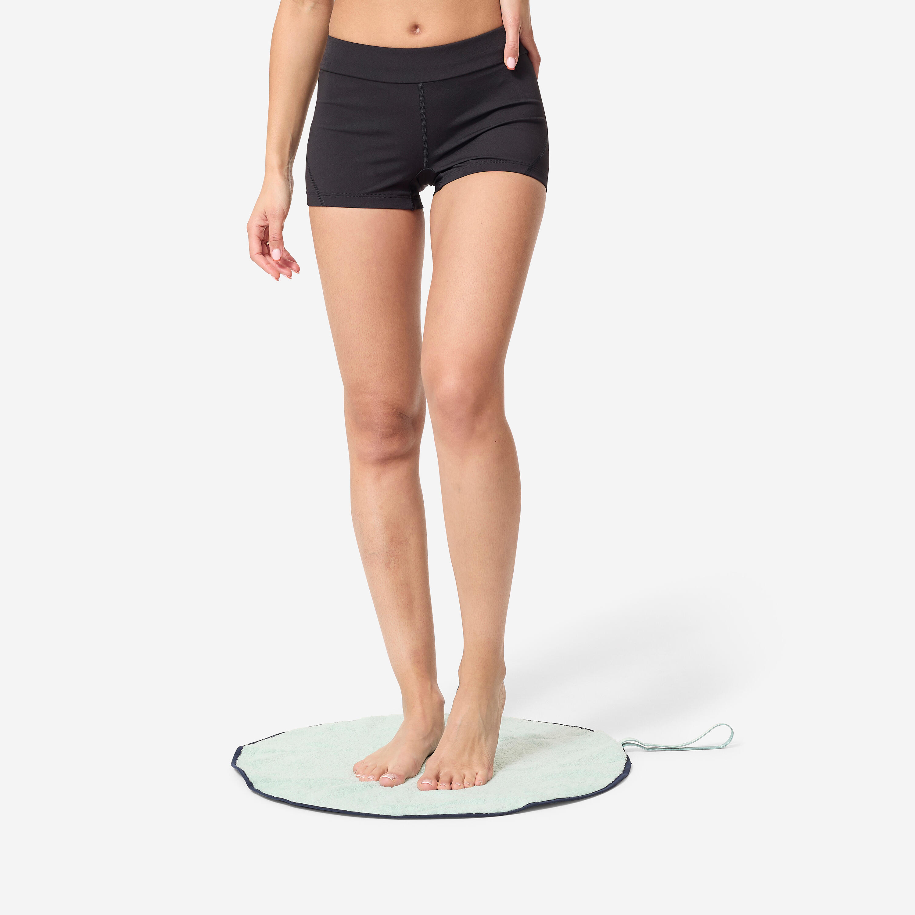 DECATHLON Obojstranný uterák na nohy z jemného mikrovlákna s priemerom 60 cm svetlozelený bez · záber 4