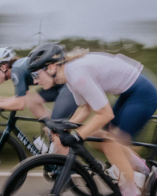 Zwei Rennradfahrer sprinten eine Gerade entlang