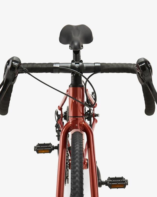 Ausgestellter Rennradlenker an rotem Fahrrad