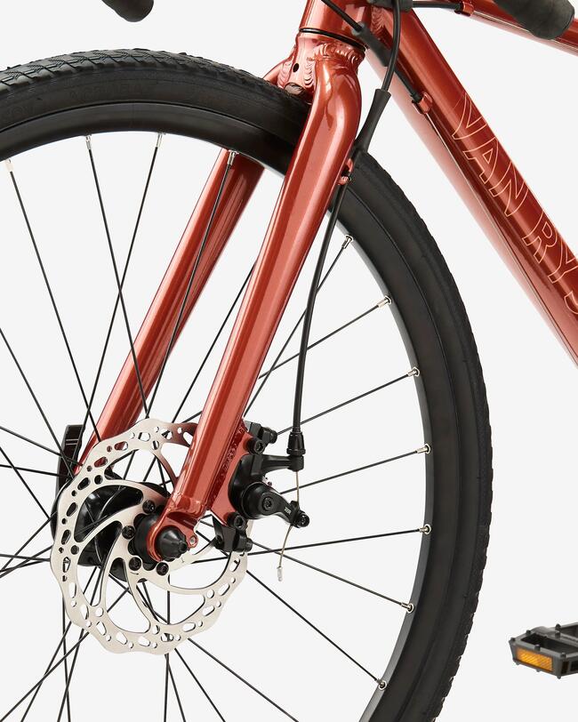 Vorderrad mit silberner Scheibenbremse und profilierten Reifen an rotem Fahrrad