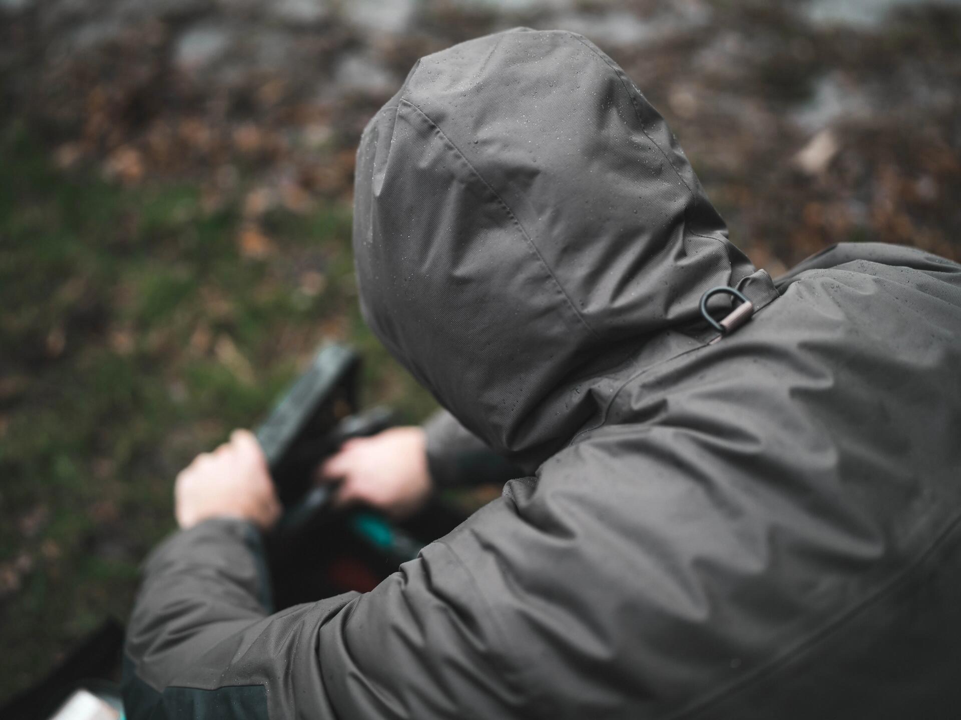 mężczyźni idący z wyposażeniem wędkarskim nad wodą