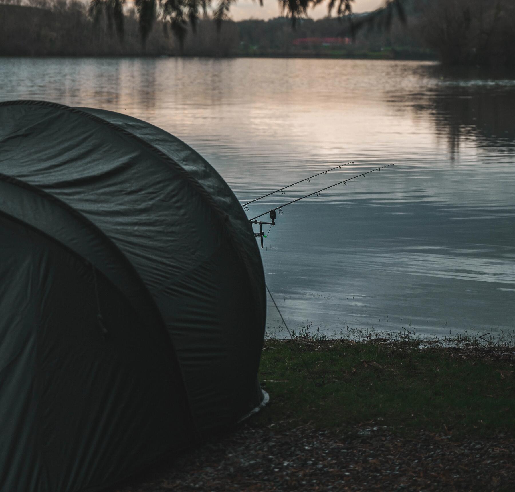 Angler sitzt im Zelt und angelt mit dem richtigen Blinker