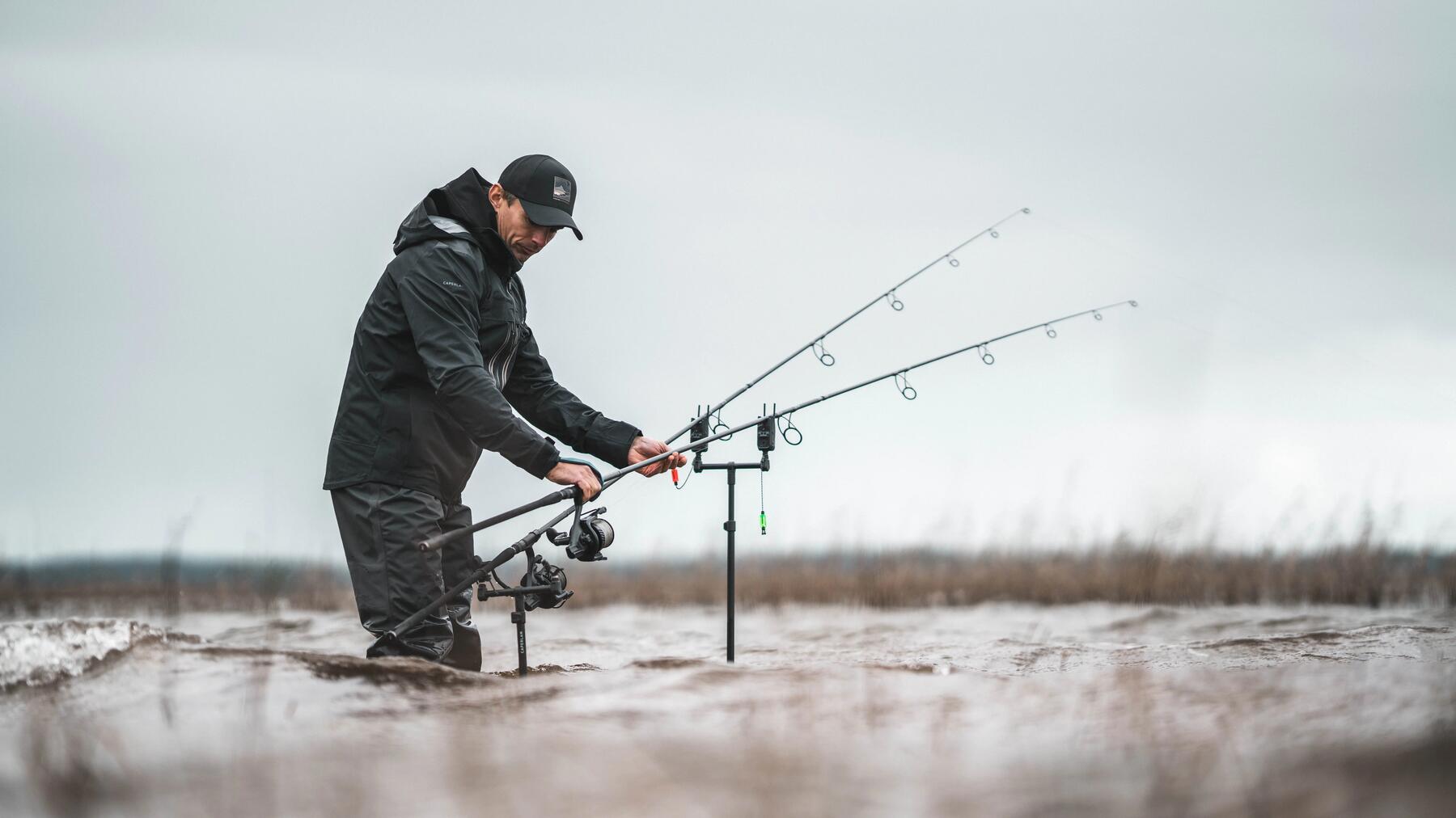 Angler verwendet Rutenhalter im Wasser