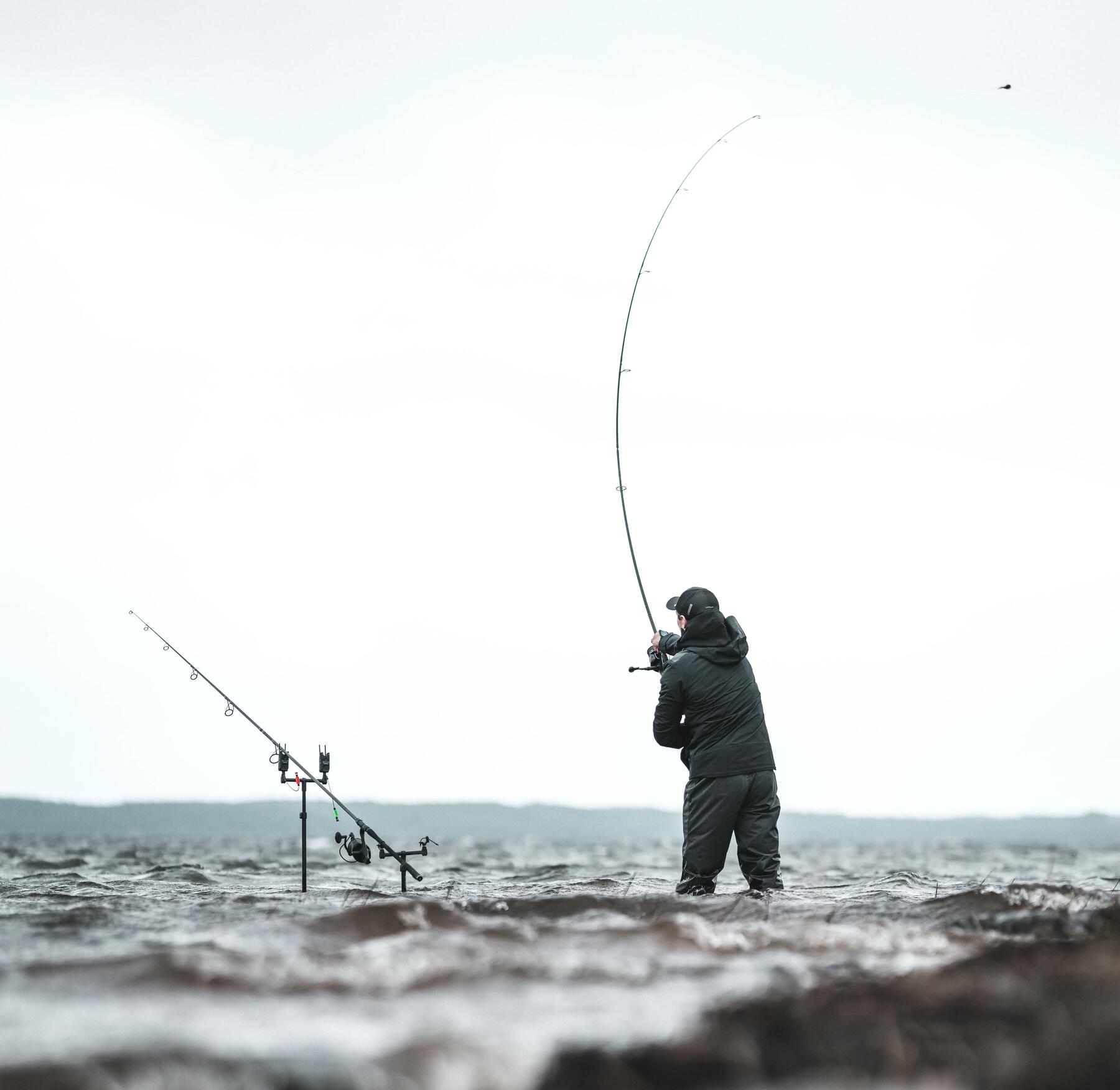 Mann angelt mit Spinner & Blinker im Meer