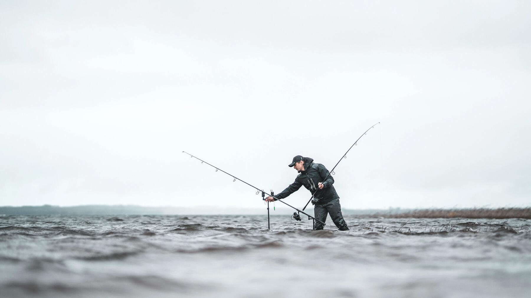 Angler nutzt Olivenblei im Meer