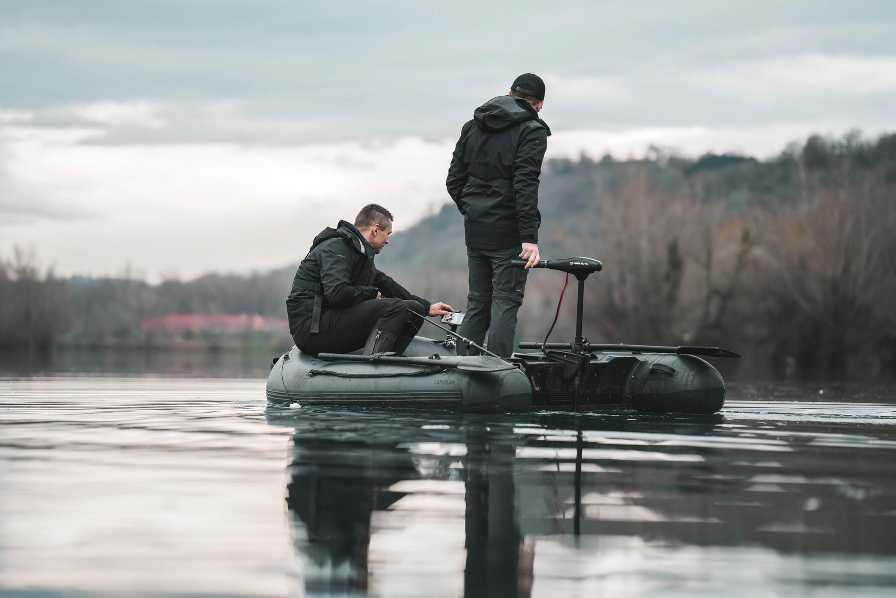 Zwei Männern angeln vom Boot mit Blei