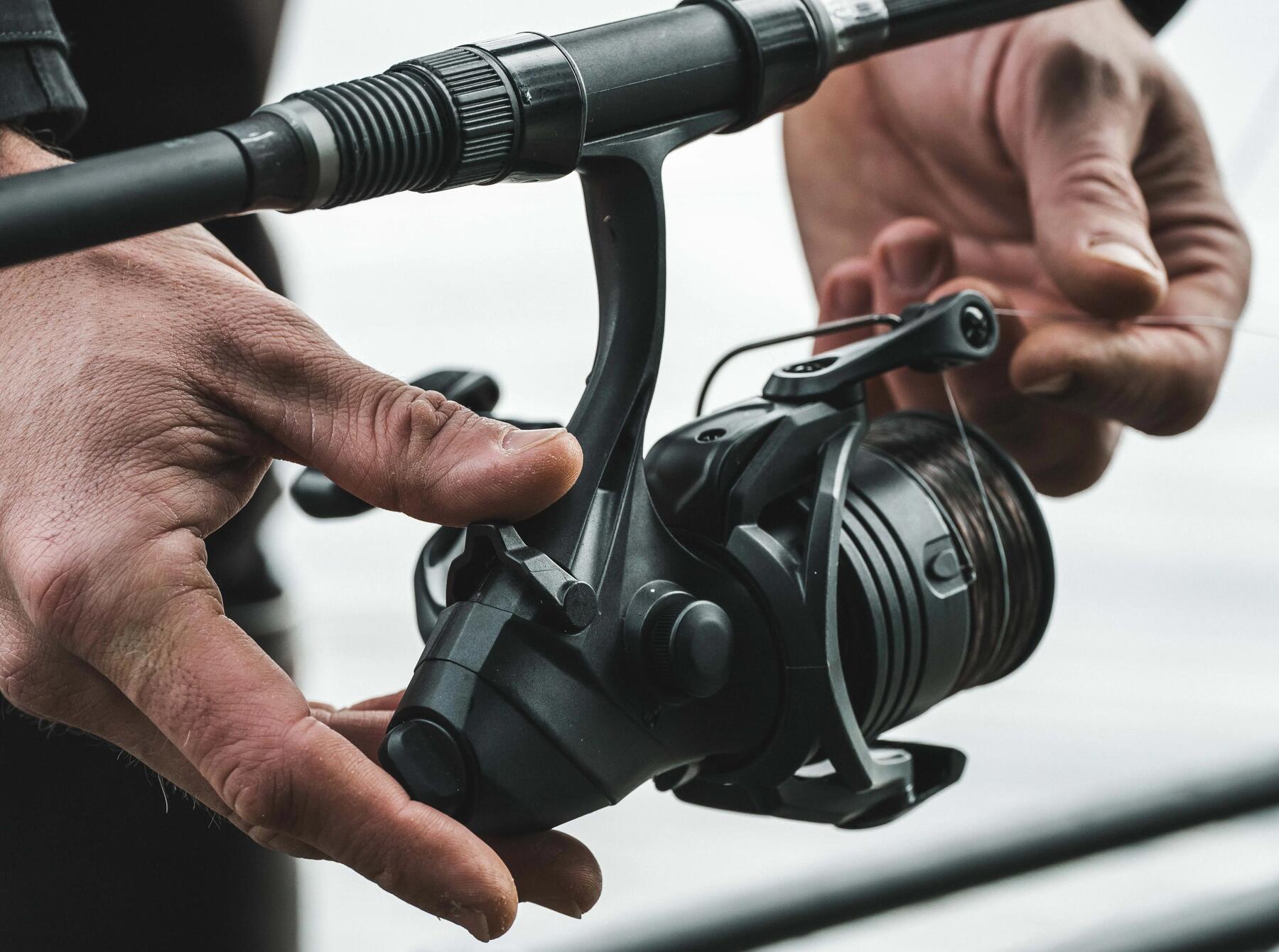 hombre comprobando caña de pescar