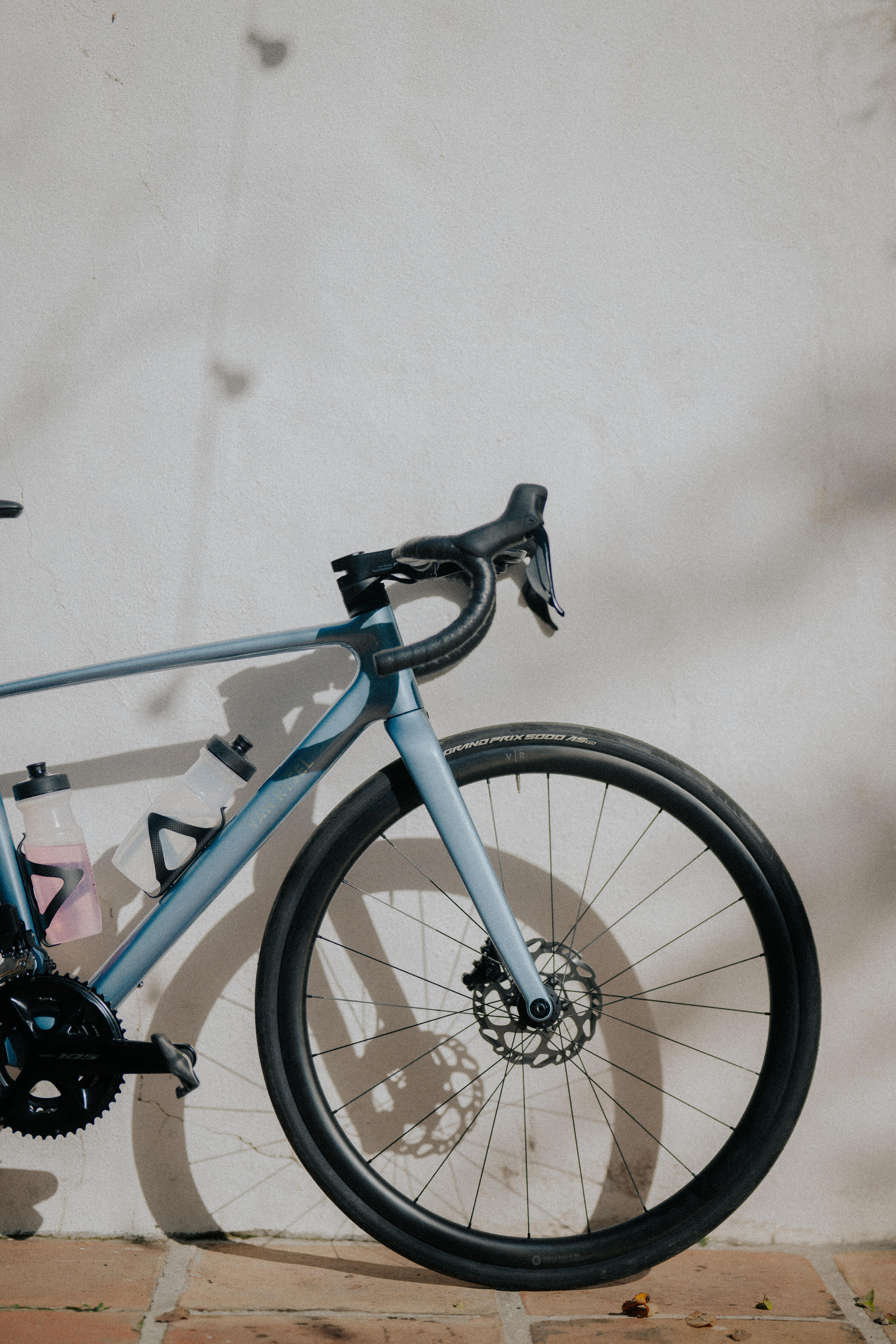 Shimano 105 Di2 Endurance road bike EDR CF Ultra Light Blue