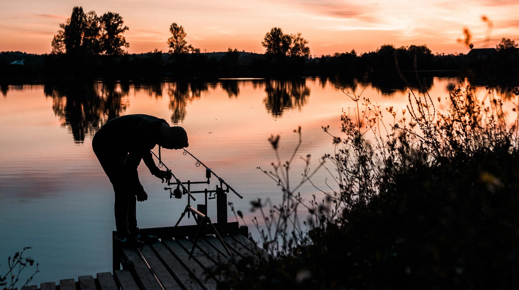 Ein Mann angelt am See mit Vorfachhaken