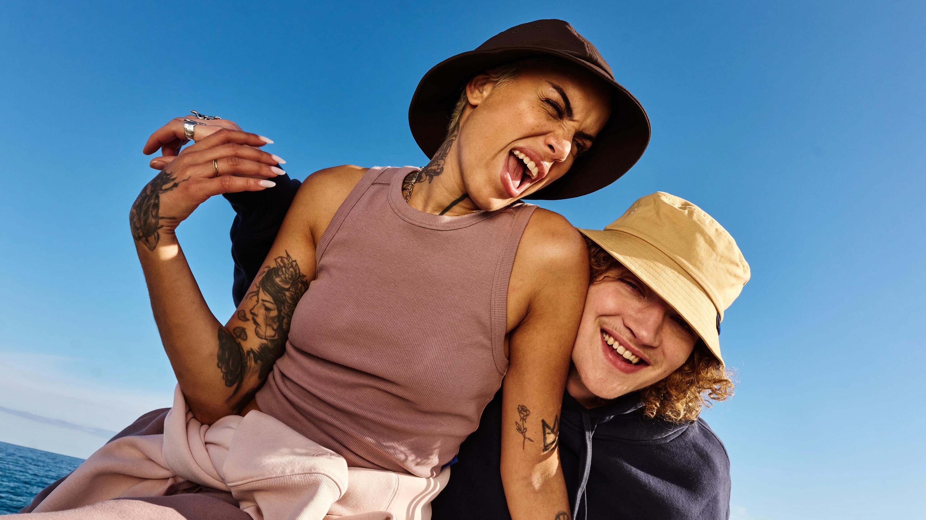 Dos personas miembros de Decathlon