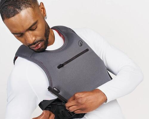 mannequin portant un gilet d'impact court