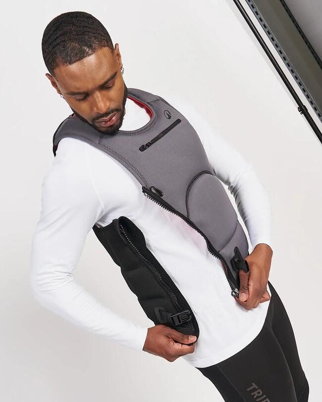 Männlicher Dummy, der eine lange Prallschutzweste anzieht