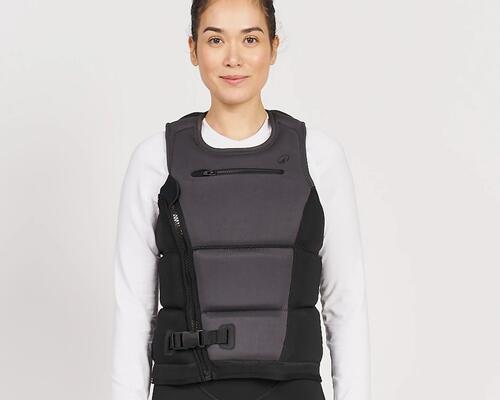 mannequin portant un gilet d'impact de wing foil