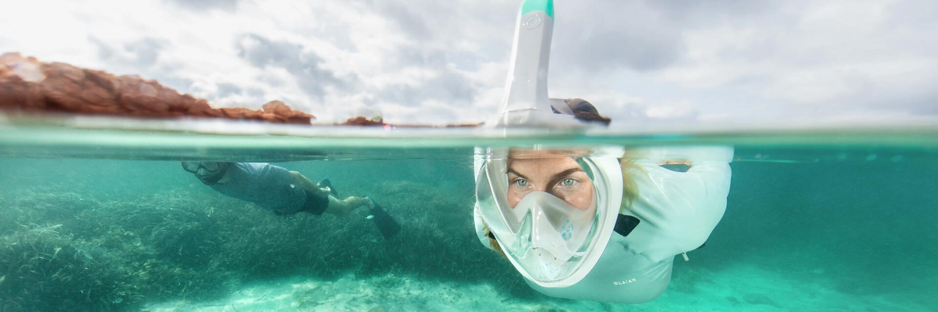Frau taucht mit Tauchmaske im Meer