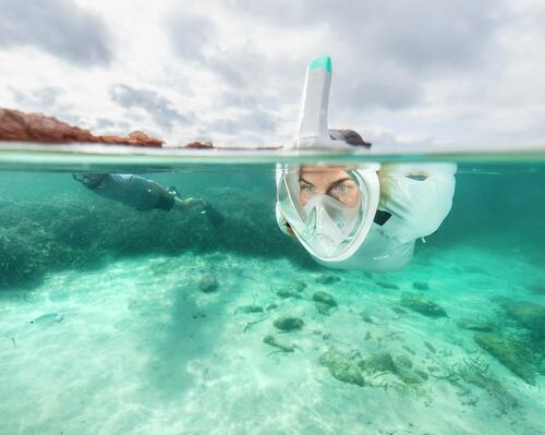 Frau taucht mit Tauchmaske im Meer