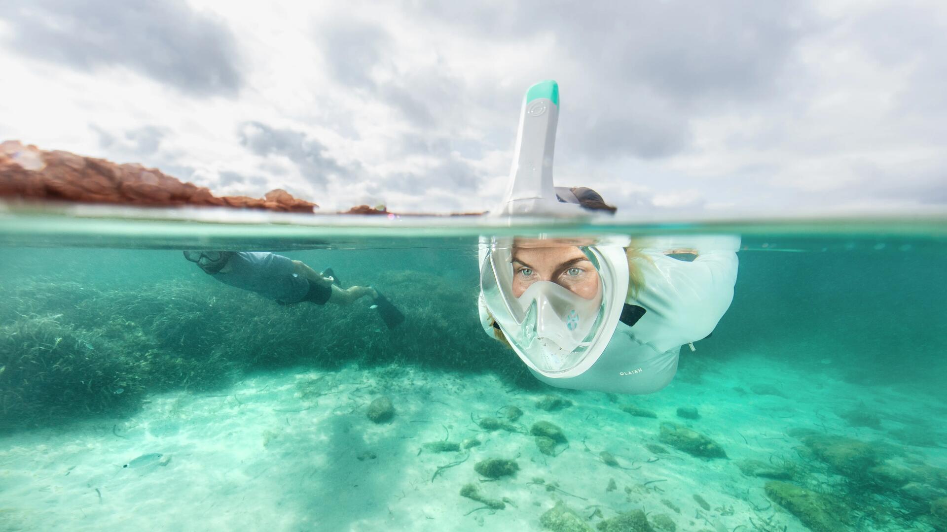 Kobieta uprawiająca snorkeling
