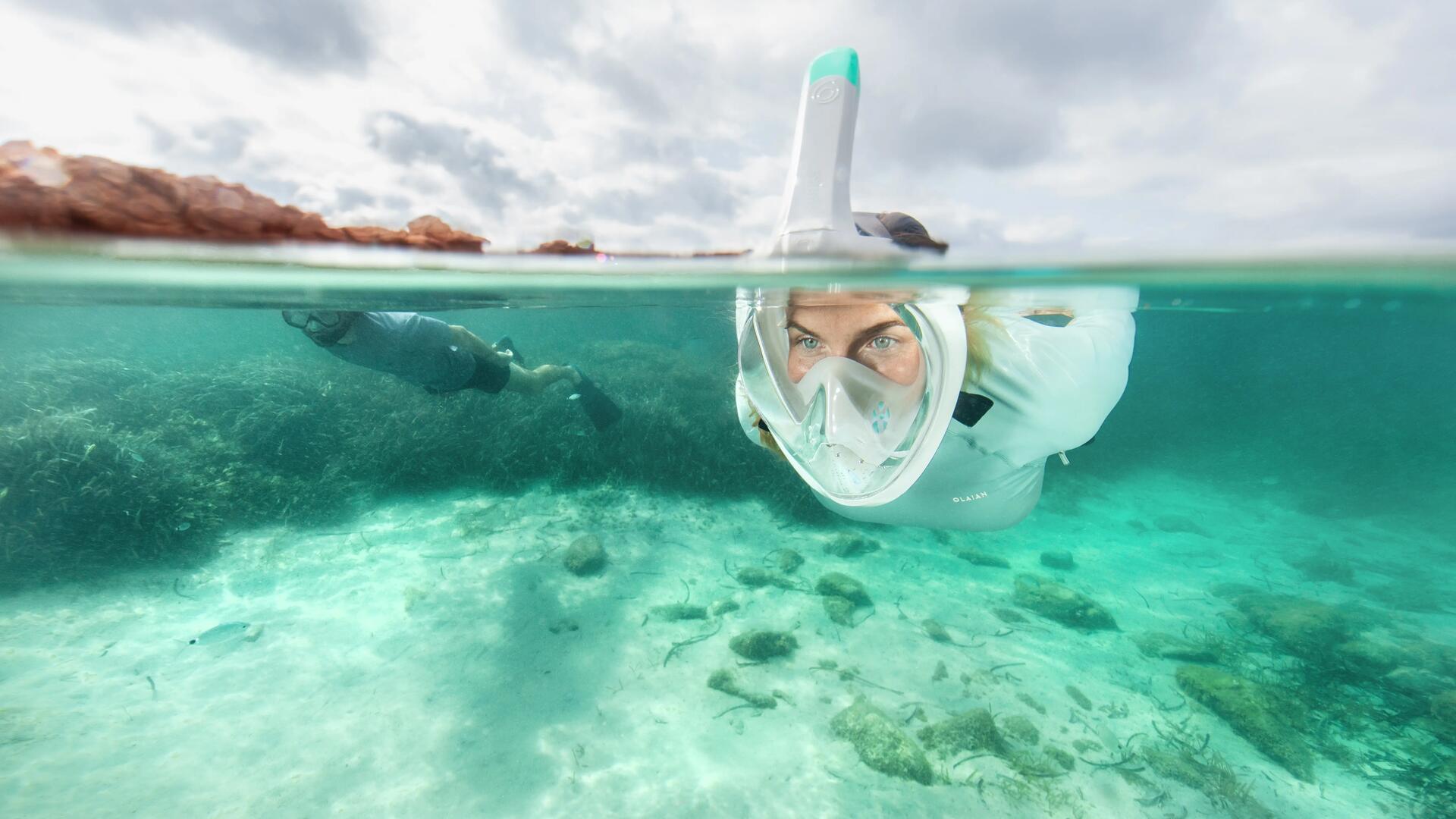 Kobieta w masce uprawiająca snorkeling