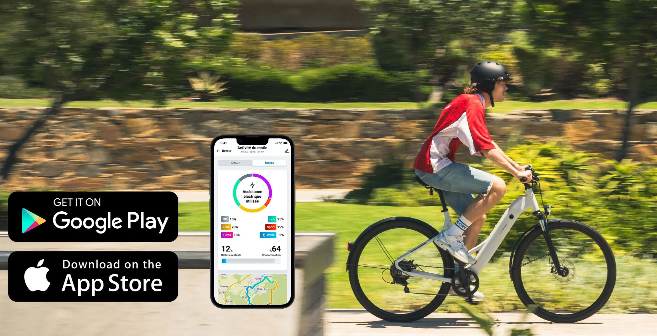 Das Bild zeigt eine Person mit Fahrradhelm, die auf einem weißen E-Bike durch eine sonnige Park- beziehungsweise Naturlandschaft fährt. Links daneben ist ein Smartphone eingeblendet, das die Decathlon Mobility App mit Live-Fahrdaten, Routenkarte und Systemstatistiken anzeigt. Darunter befinden sich die Download-Buttons für den Google Play Store und den Apple App Store.