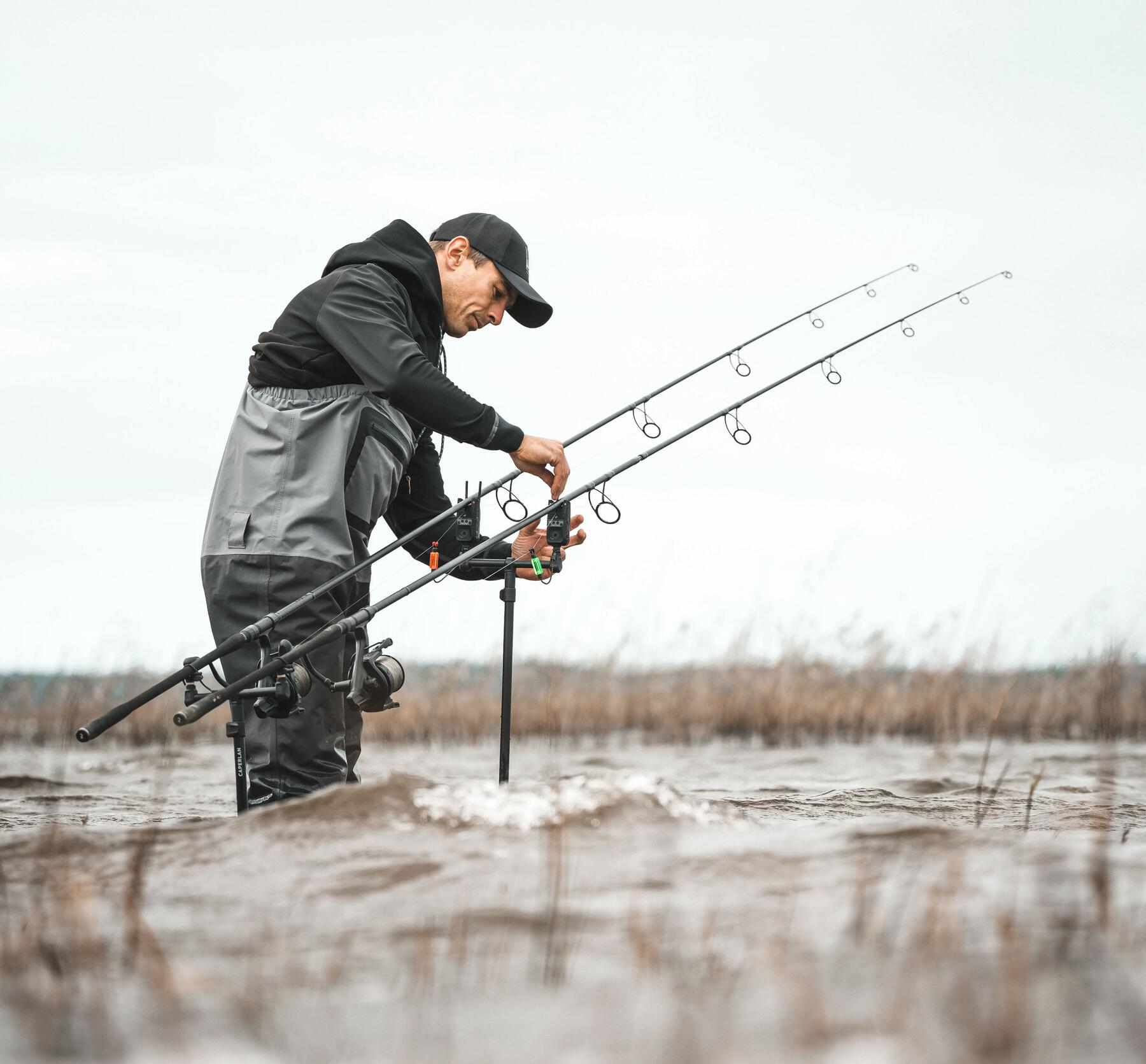 Angler angelt mit Vorfachhaken am Meer