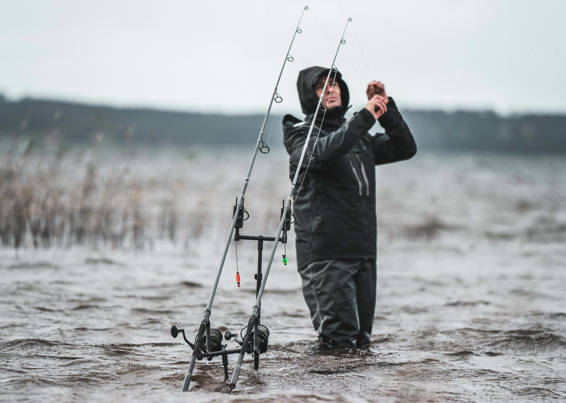 Angler befestigt einen Vorfachhaken an seiner Rute