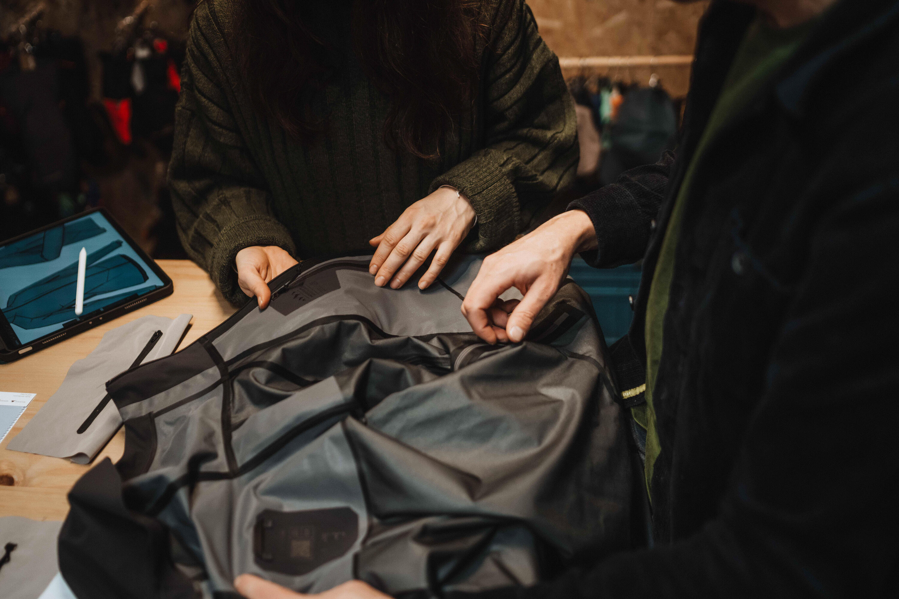 Veste de randonnée imperméable et légère homme, MH900 gris 24/31