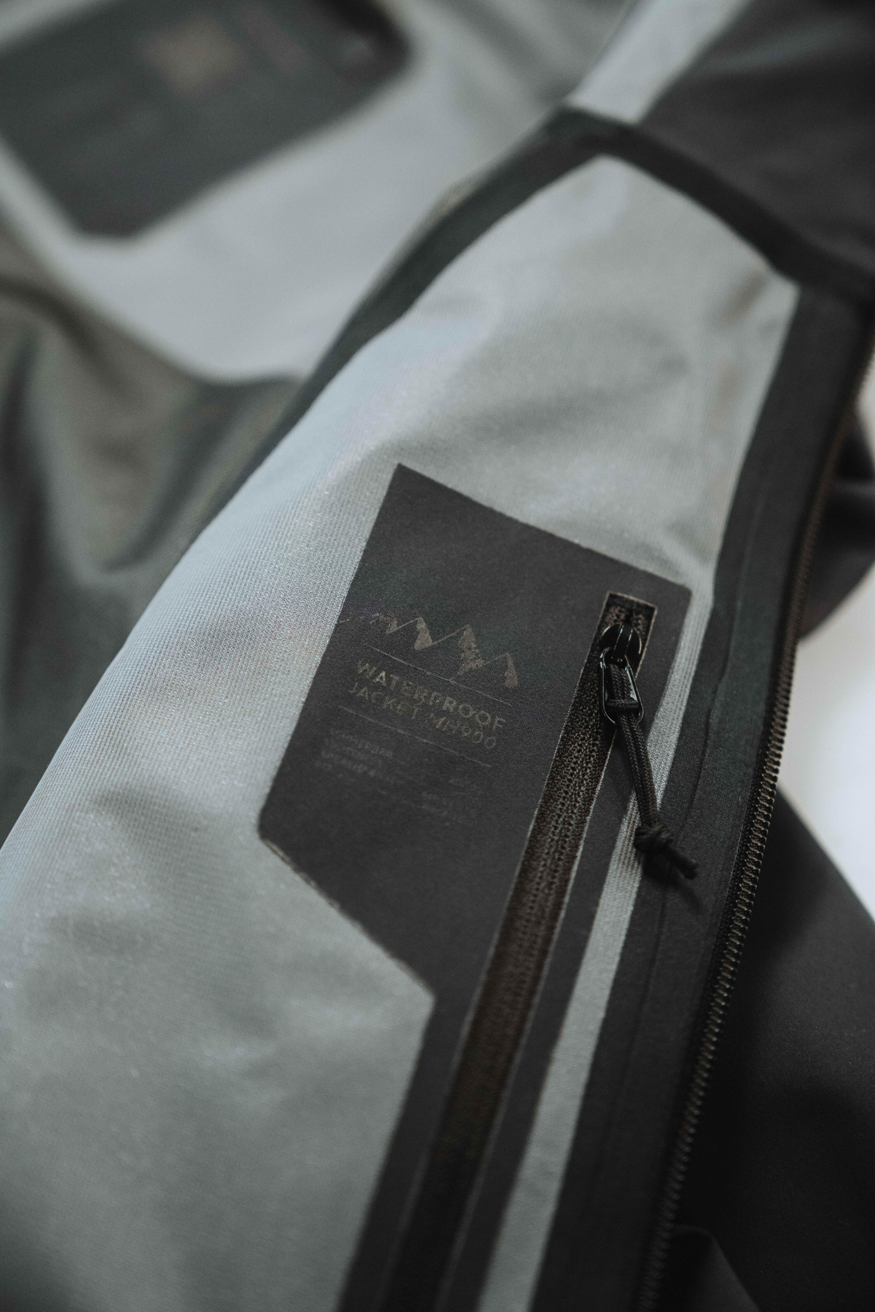 Veste de randonnée imperméable et légère homme, MH900 gris 22/31