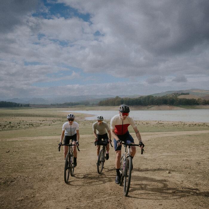Cyklisti na gravel bicykloch