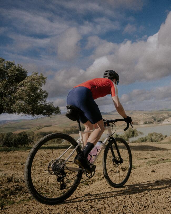 Ciclista en camino de tierra