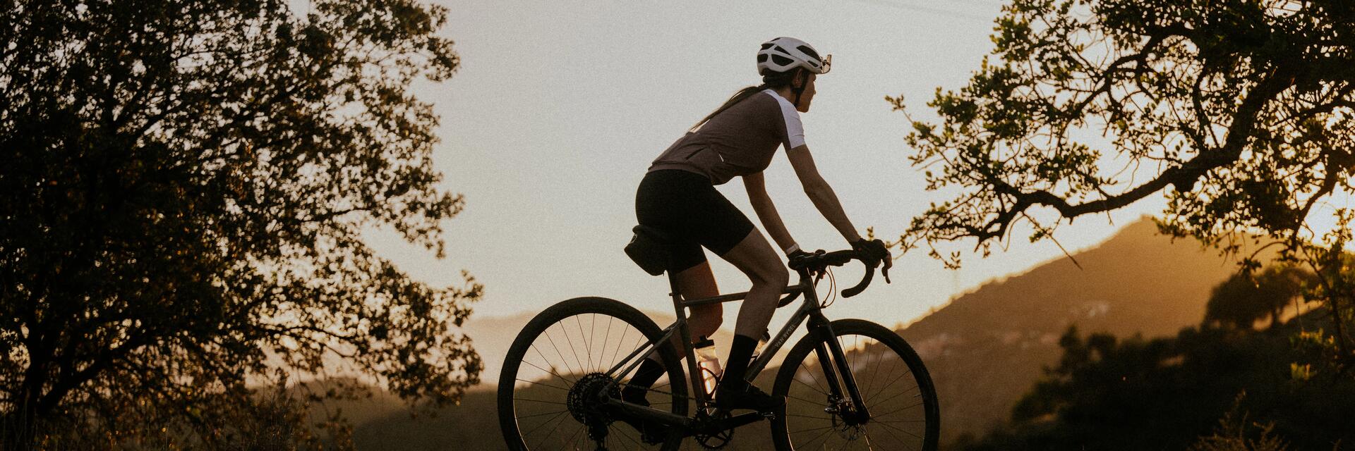 MŰHELYSZOLGÁLTATÁSOK FÉRFI GRAVEL KERÉKPÁROK