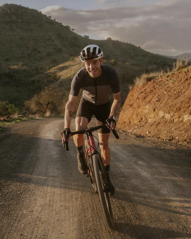 Ciclista en camino de tierra