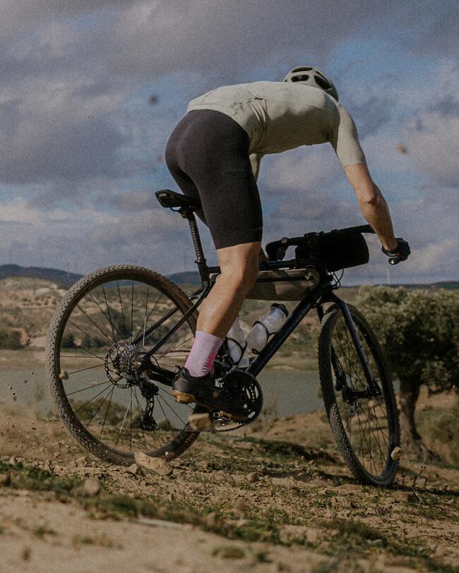 Ciclista haciendo bikepacking