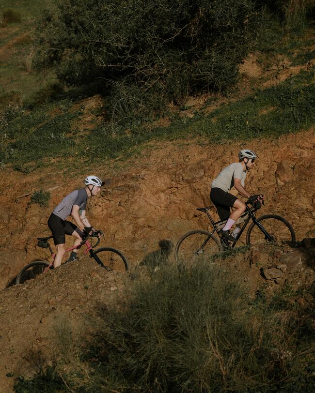 Dos ciclistas por caminos de tierra