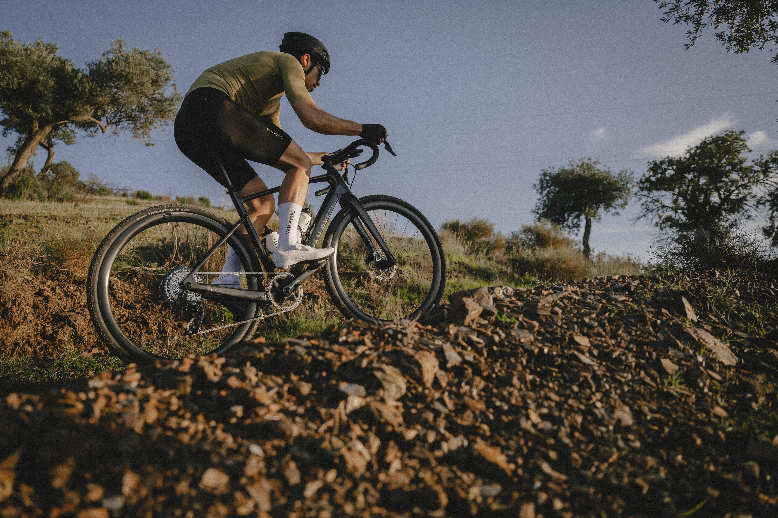Vélo de gravelle en carbone brut avec SRAM Force AXS XPLR, GCR 13/17