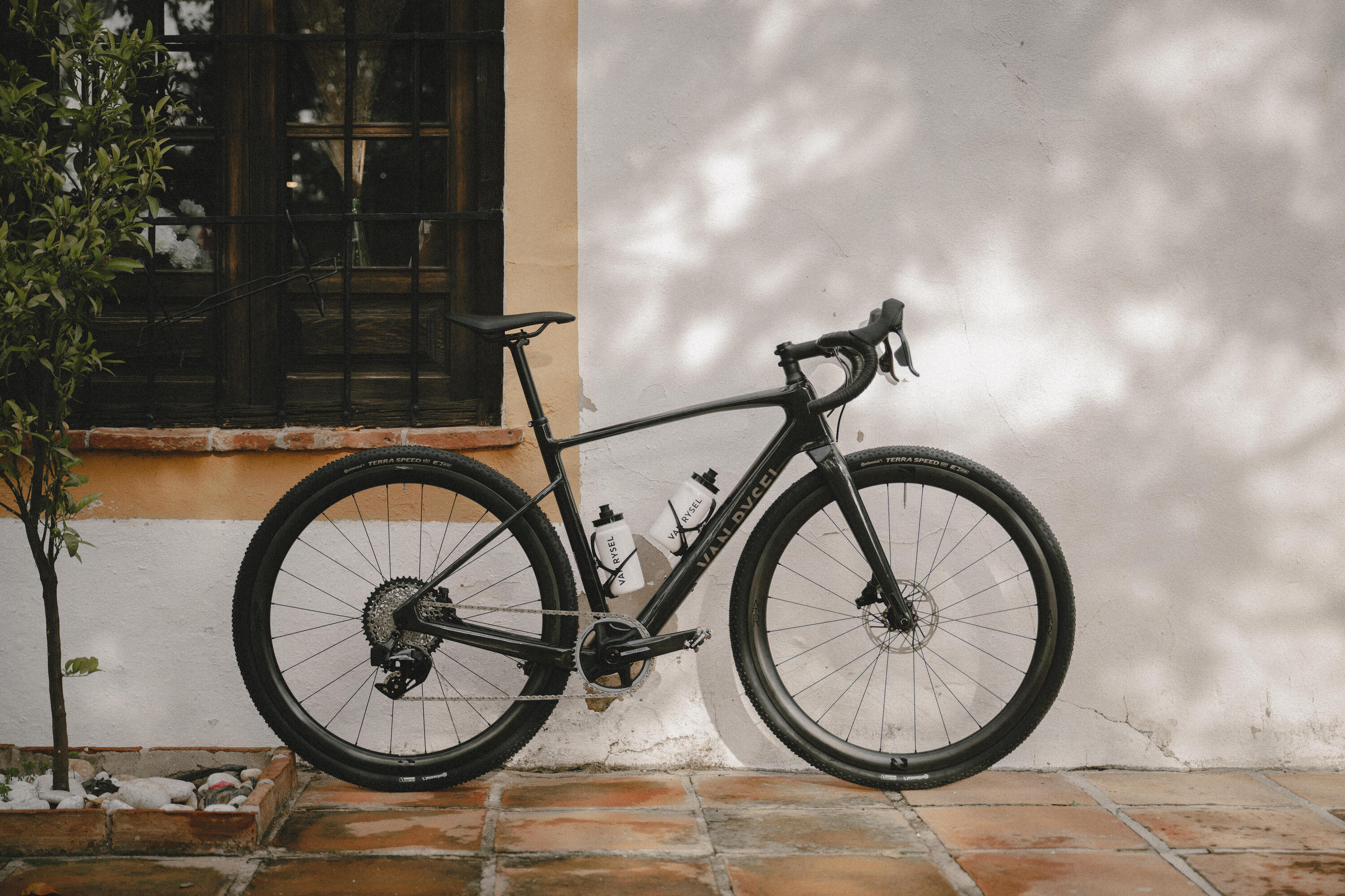 Vélo de gravelle en carbone brut avec SRAM Force AXS XPLR, GCR 12/17