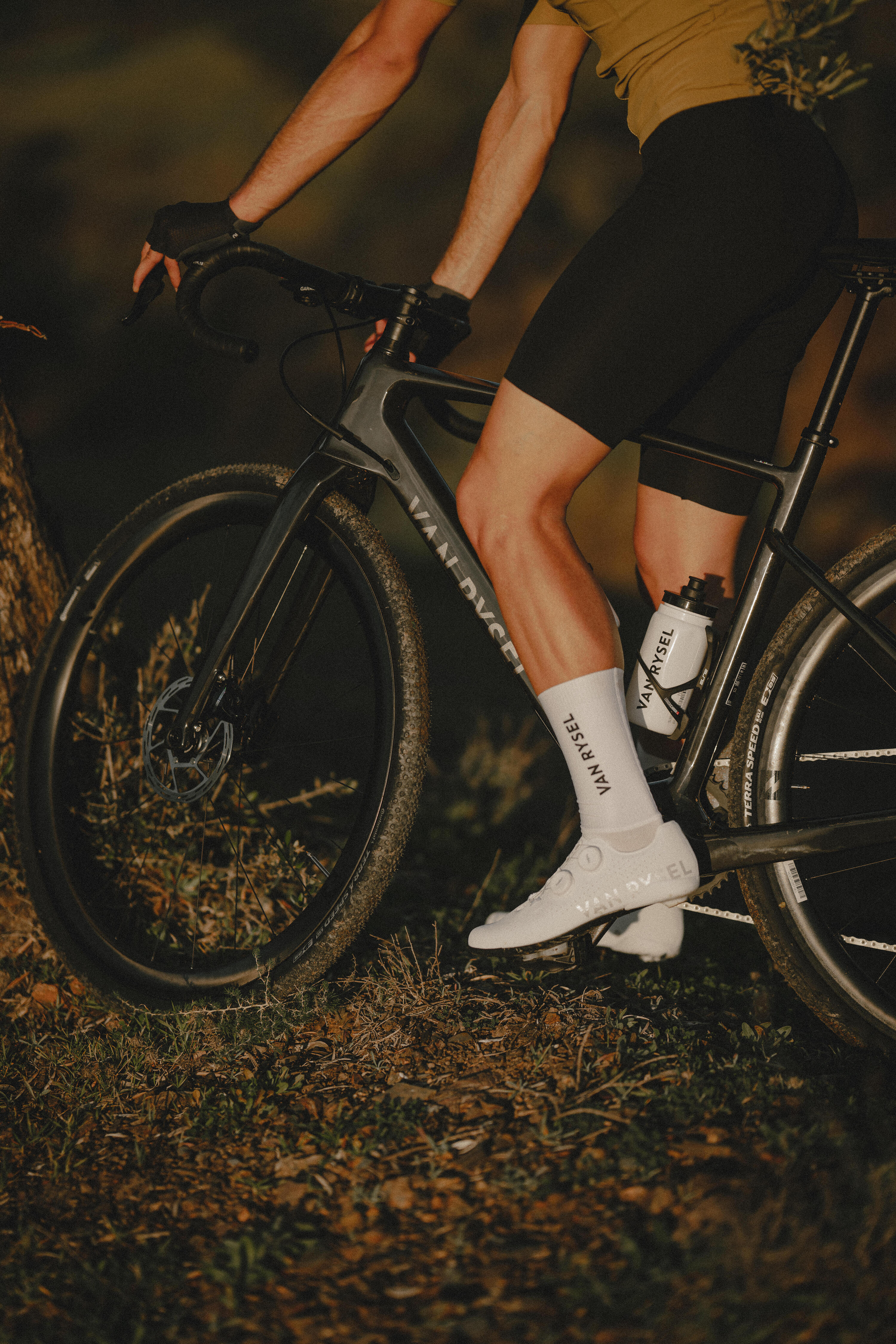 Vélo de gravelle en carbone brut avec SRAM Force AXS XPLR, GCR 14/17