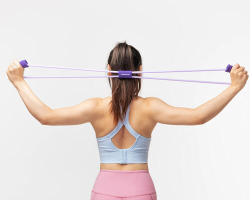 Kobieta rozgrzewająca biceps