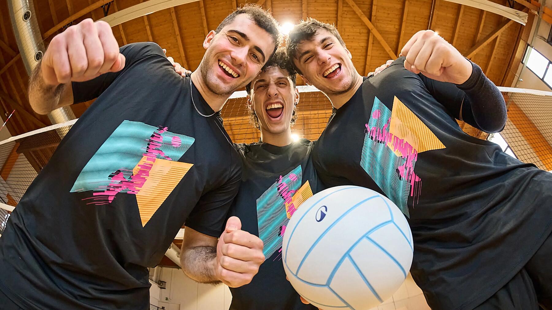 Männer feiern Junggesellenabschied und spielen Volleyball in einer Sporthalle