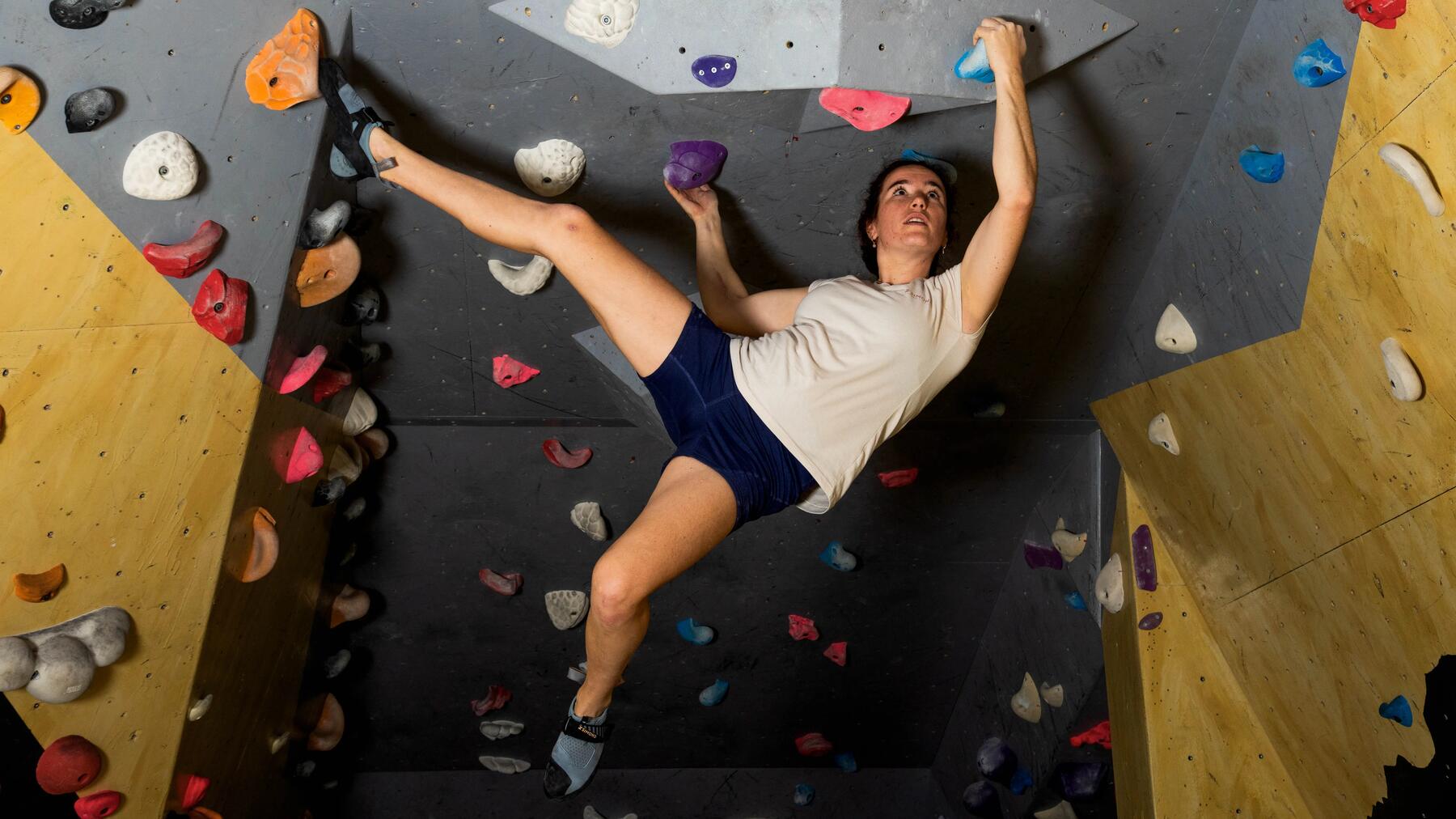 Eine Frau bouldert in richtigen Schuhen