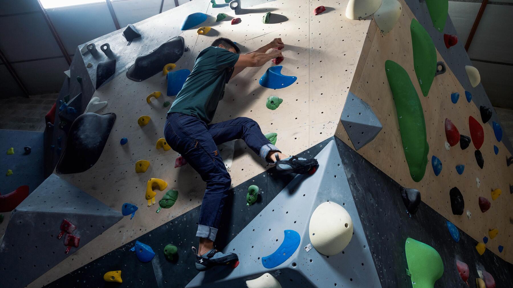 Finde hier die passende Anleitung zum Bau deiner eigenen Kletterwand fürs Kinderzimmer!