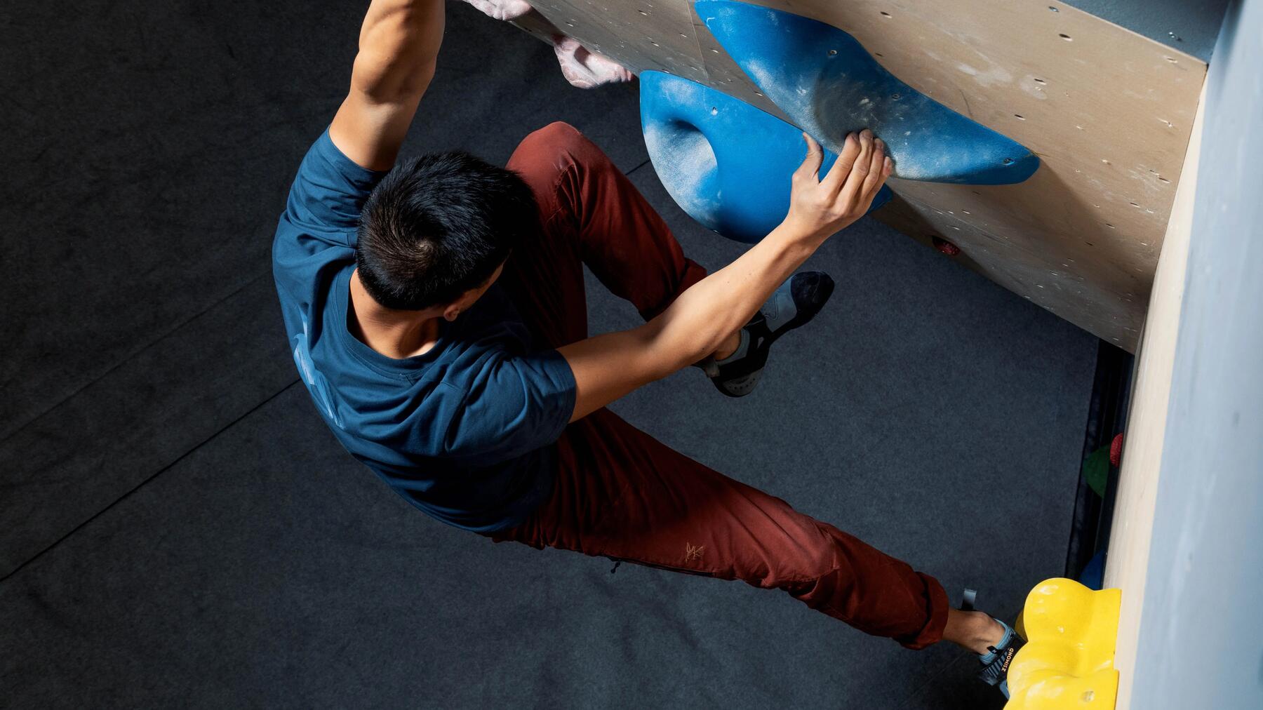 Ein Mann klettert mit den richtigen Boulderschuhen