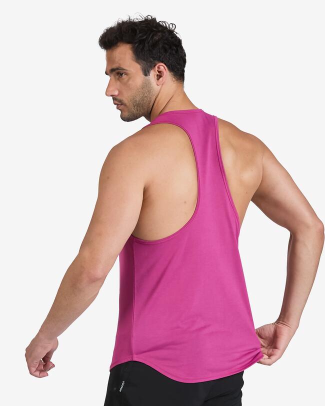 Athletischer Mann, von hinten rechts gesehen, in einem magentafarbenen, ärmellosen Sporthemd (Tanktop).