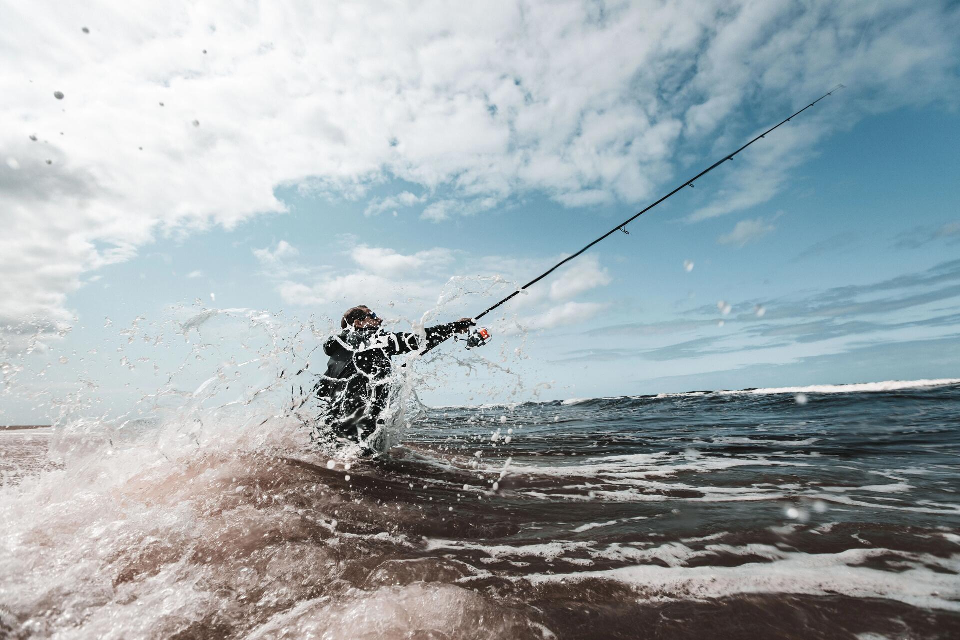 Pêcheur dans la mer pour lancer le plus loin possible