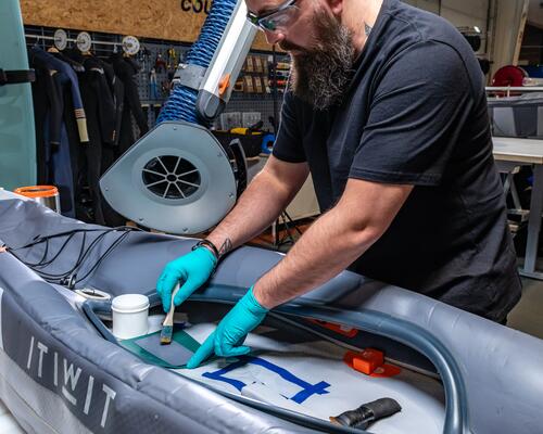 Reparación de un kayak inflable