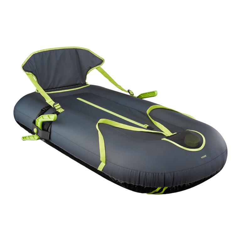 Rjavo-oranžni otroški zimski čevlji.