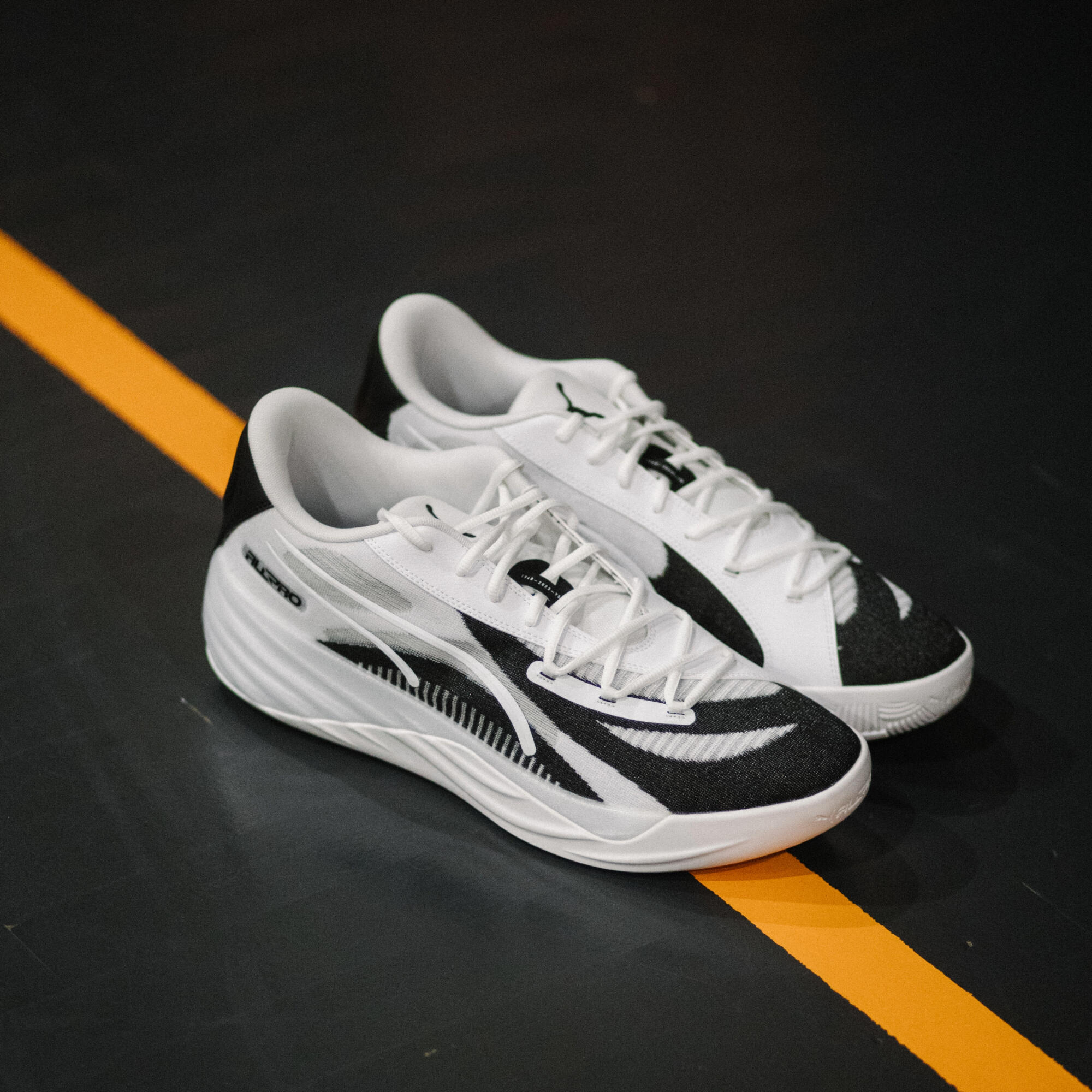 Sabatilles de bàsquet Adult - PUMA All-Pro NITRO negre i blanc 3/8