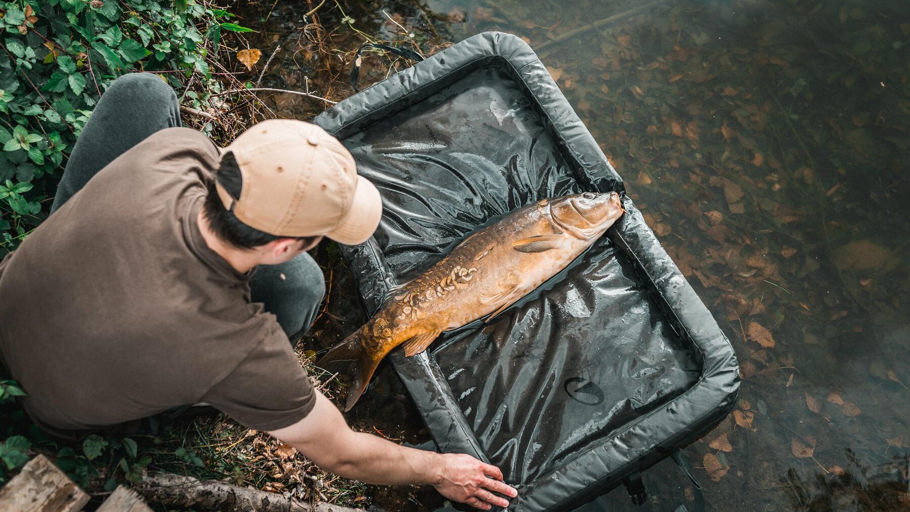 Ein Mann hat im Süßwasser Köder benutzt