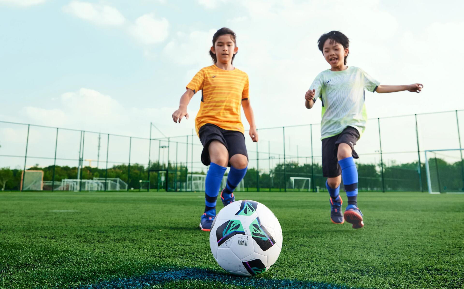 ¿Sabes cuál balón de fútbol elegir según el tipo de jugador?